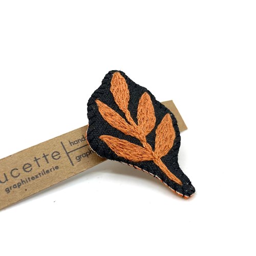 Broche feuille orange