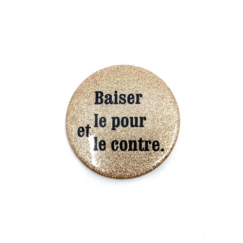 Badge "Baiser le pour et le contre"